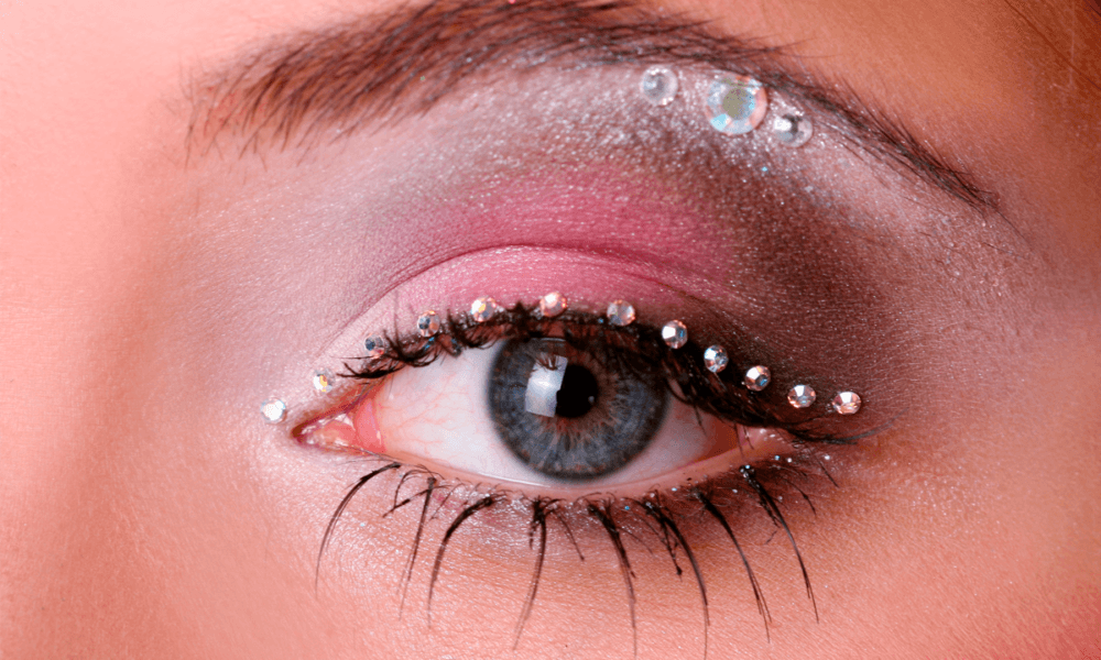 Strass na maquiagem