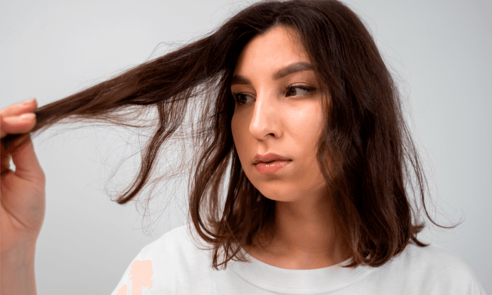 O que é frizz no cabelo: descubra por que os fios ficam arrepiados