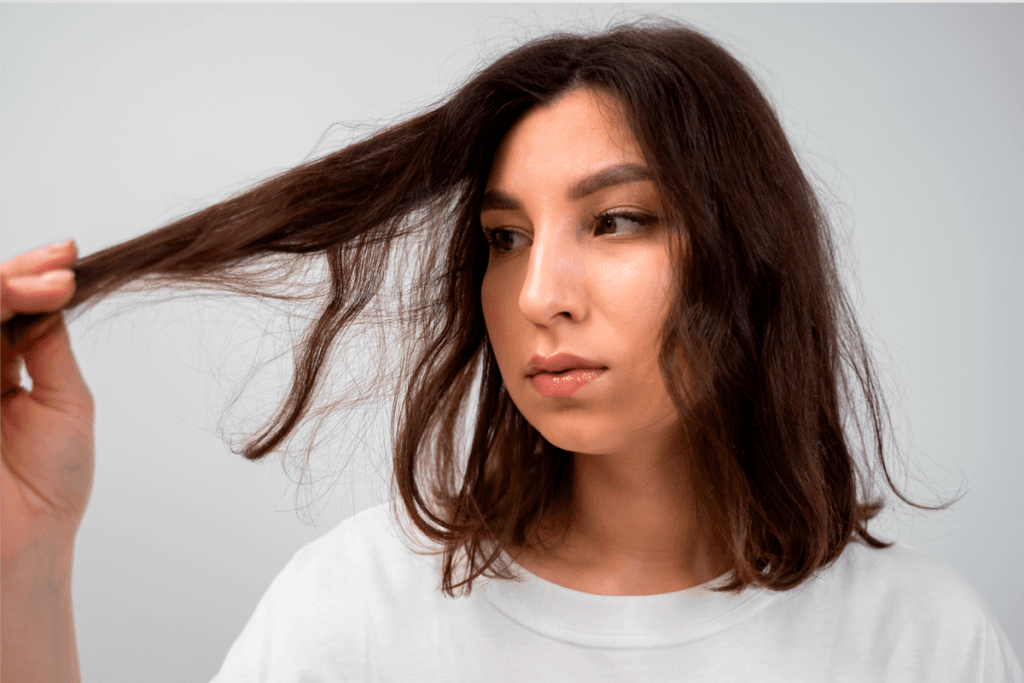 O que é frizz no cabelo: descubra por que os fios ficam arrepiados