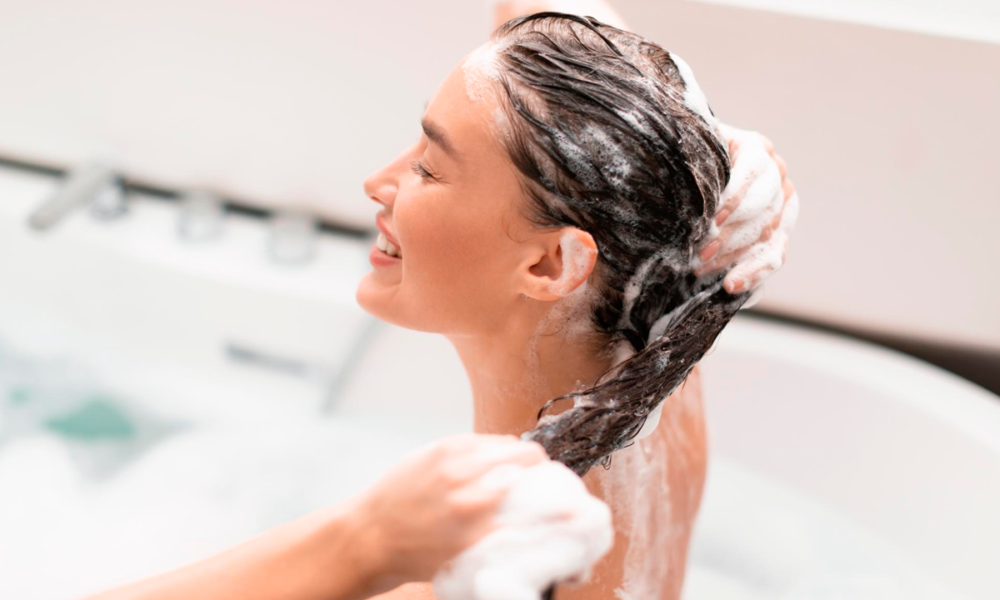 Shampoo antirresíduos: como usar e benefícios para seus cabelos