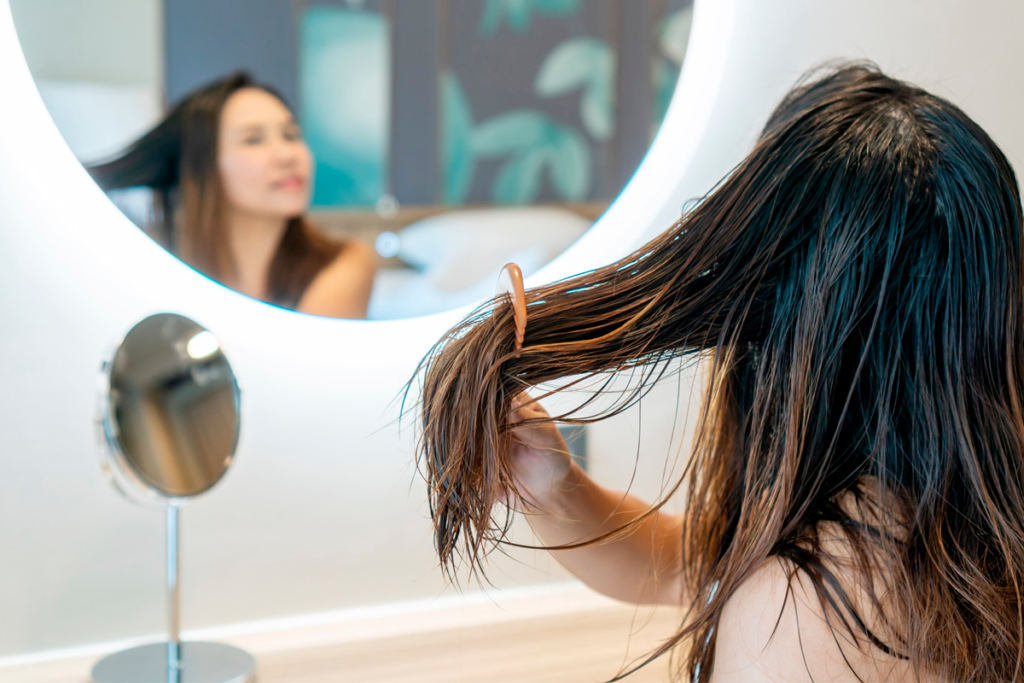 Banho de óleo no cabelo: nutrição e brilho para os fios