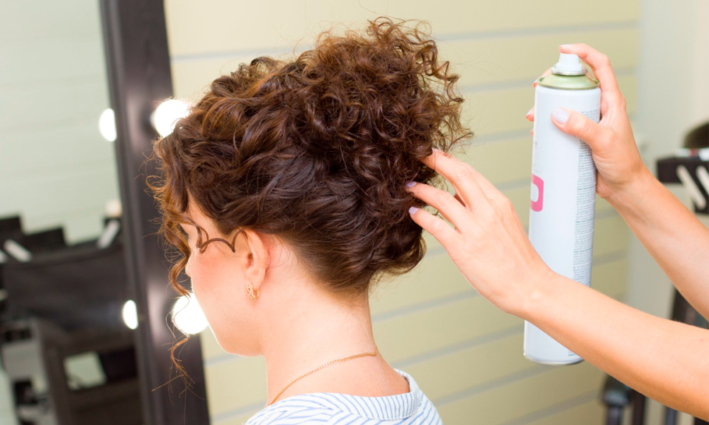 Spray Fixador de Cabelo: conheça os tipos e truques