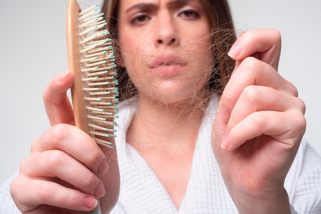 Queda e quebra de cabelo: desvendando as diferenças