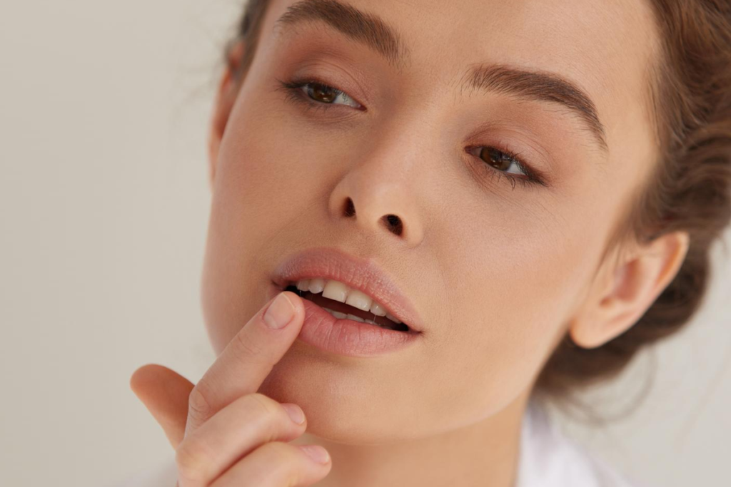 Esfoliante labial: descubra como e quando usar para lábios macios