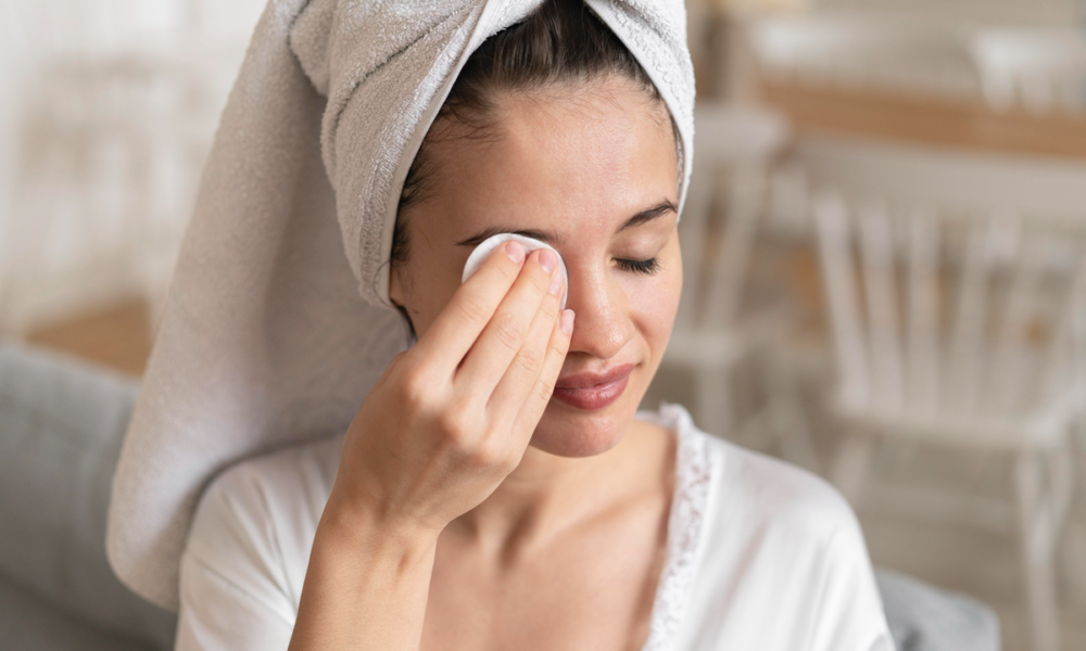 Dicas infalíveis de como remover máscara de cílios à prova d’água