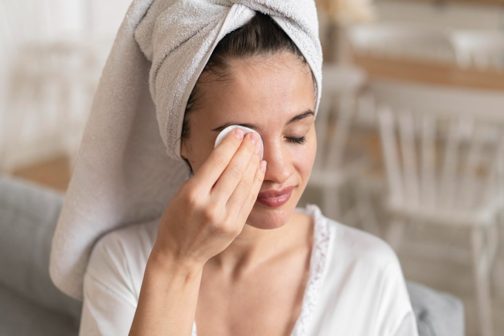 Dicas infalíveis de como remover máscara de cílios à prova d’água
