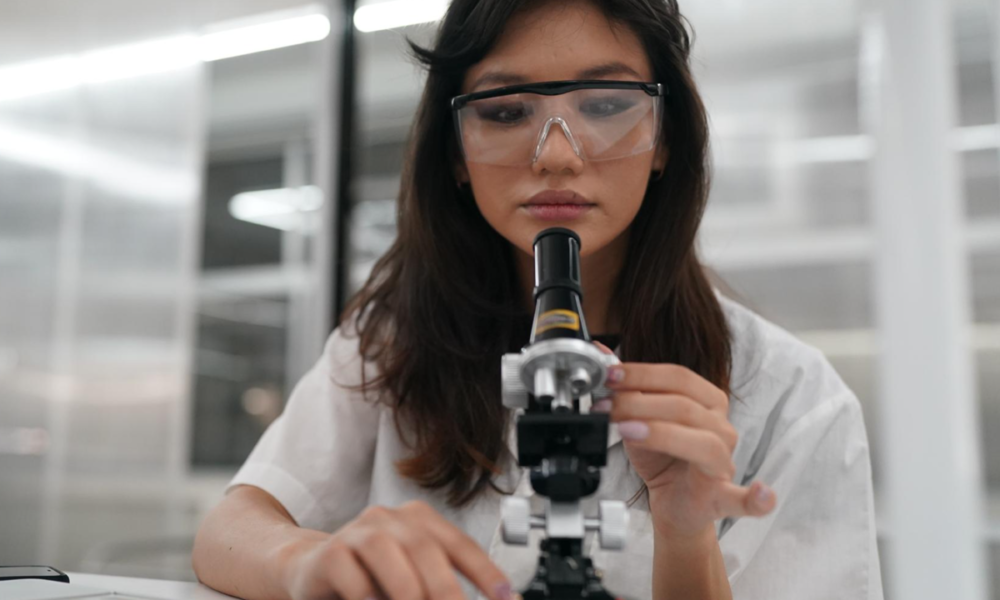 Diferença descubra entre os termos in vivo, in vitro e in silico: explorando os testes no Universo da Beleza