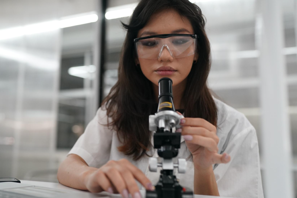 Diferença descubra entre os termos in vivo, in vitro e in silico: explorando os testes no Universo da Beleza