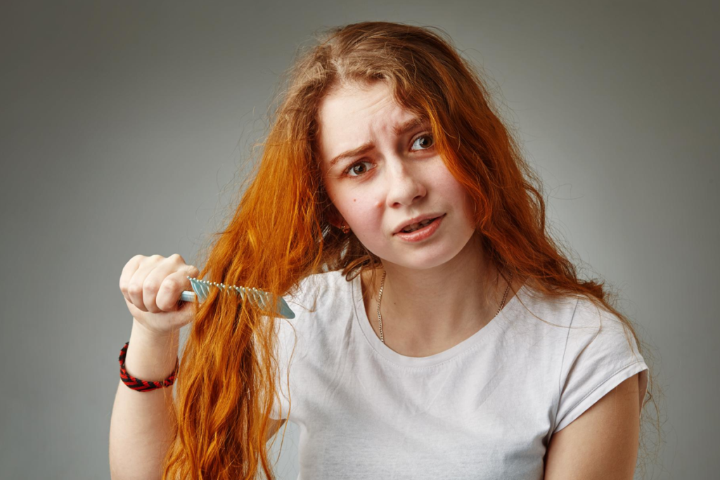Cabelo elástico: conheça as causas, tratamentos e cuidados essenciais para fios saudáveis