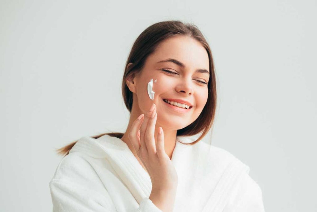 A Rotina de Beleza Noturna Minimalista: 4 Produtos para Acordar Radiante